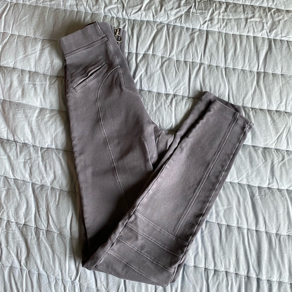 Soft leggings with zipper
